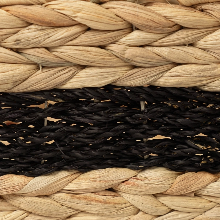 Detal gęstego splotu kosza: kontrast między naturalnym, jasnym hiacyntem a czarnym, skręcanym włóknem.