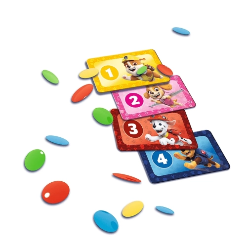 Elementy gry: cztery kolorowe karty celów z numerami i pieskami oraz zestaw kolorowych pchełek do strzelania.