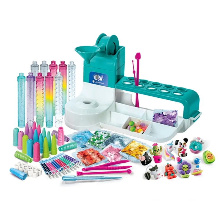 Pełna zawartość zestawu: bazy długopisów, wkłady, kolorowe zatyczki, figurki zwierząt, brokaty, cekiny, pęseta i stacja do projektowania.