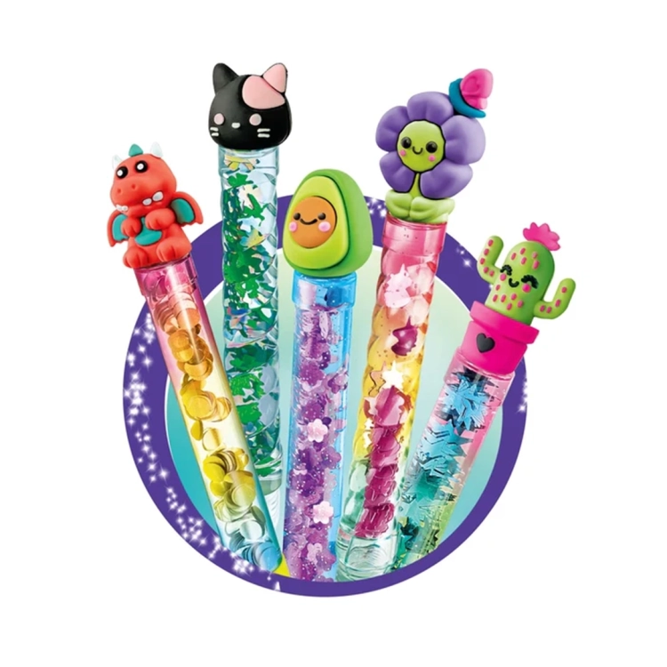 Pięć gotowych długopisów z figurkami smoka, kotka, awokado, kwiatka i kaktusa, wypełnionych kolorowymi ozdobami w płynie.