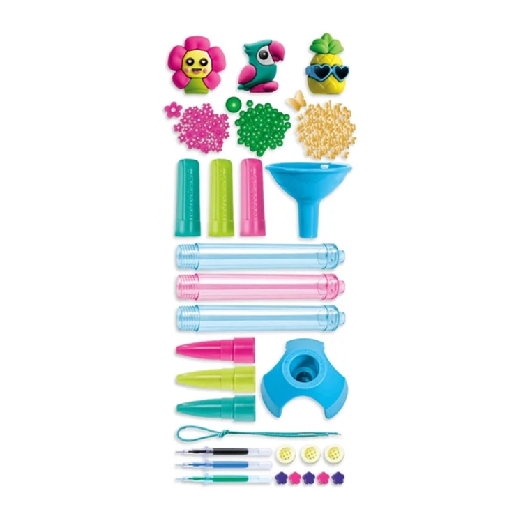 Widok wszystkich elementów zestawu: bazy, wkłady, zatyczki, lejek, ozdobne figurki zwierząt i roślin oraz kolorowe sypkie ozdoby.