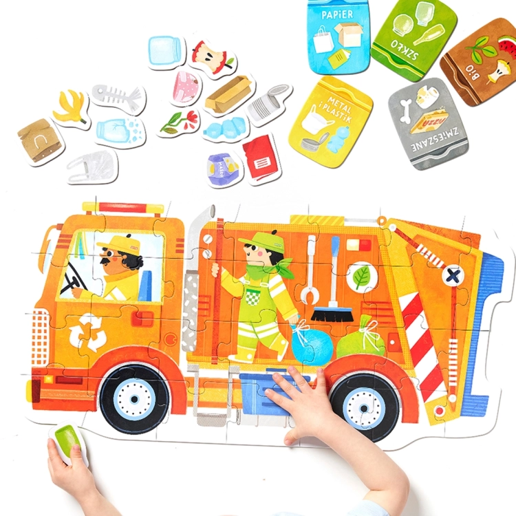 Dziecięce dłonie dopasowują elementy do ułożonej śmieciarki; powyżej widoczne są porozrzucane puzzle z grafikami śmieci i pojemników.