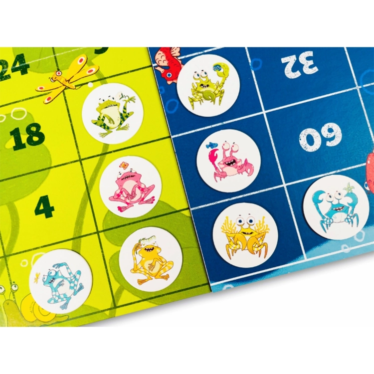 Detal dwóch rodzajów plansz: zielonej z żabami oraz niebieskiej z krabami, na których leżą kolorowe żetony z ilustracjami zwierząt.