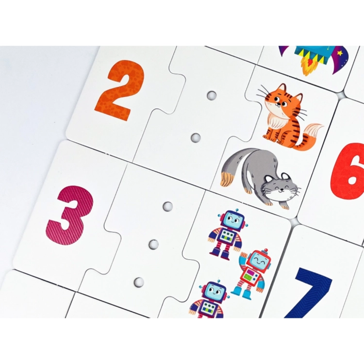 Zbliżenie na trójelementowe układanki z cyframi 2 i 3, dziurkami do liczenia oraz postaciami kotków i robotów.