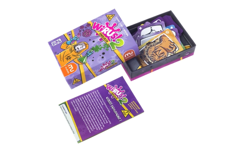 Otwarte fioletowe pudełko gry z talią kart wewnątrz oraz widoczną instrukcją „Wirusy ewoluowały!” w języku polskim.