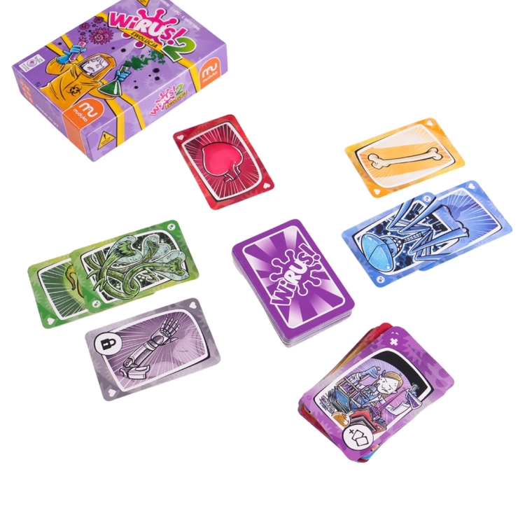 Pudełko gry „Wirus 2 Ewolucja” oraz stosy kart z fioletowymi rewersami i kolorowymi ilustracjami rozłożone na białym tle.