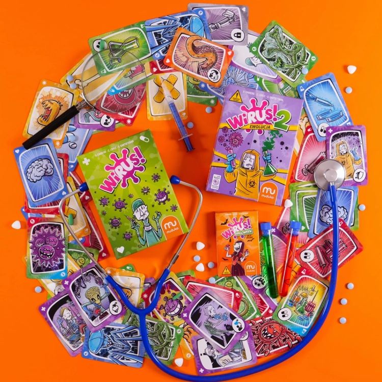 Kompozycja na pomarańczowym tle: gry „Wirus” i „Wirus 2” otoczone mnóstwem kart, stetoskopem, strzykawką i lupą.