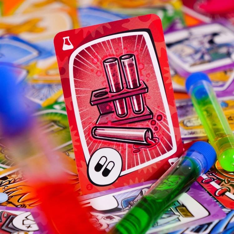 Zbliżenie na czerwoną kartę akcji z probówkami; w tle rozmyte karty do gry i kolorowe fiolki laboratoryjne.