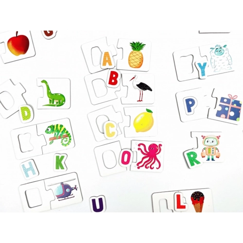 Rozłożone na białym tle kolorowe puzzle z literami i odpowiadającymi im ilustracjami, takimi jak ananas, bocian, cytryna, ośmiornica czy robot.