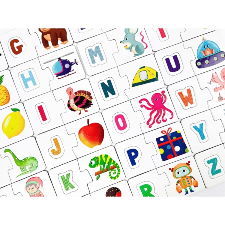 Widok z góry na liczne ułożone zestawy puzzli sensorycznych z kolorowymi literami i obrazkami (helikopter, namiot, prezent, ufo).