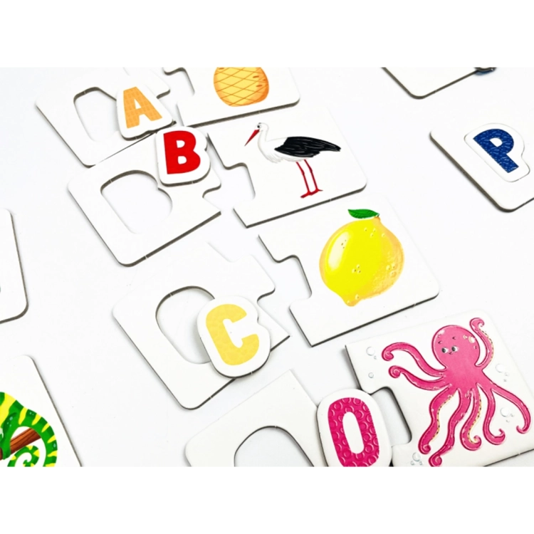 Perspektywiczne ujęcie puzzli prezentujące wypukłą, prążkowaną strukturę kolorowych liter „A”, „B”, „C” oraz „O”.