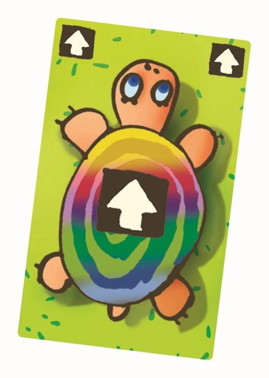 ) Karta do gry Pędzące Żółwie przedstawiająca tęczowego żółwia z białymi strzałkami skierowanymi w górę na zielonym tle.