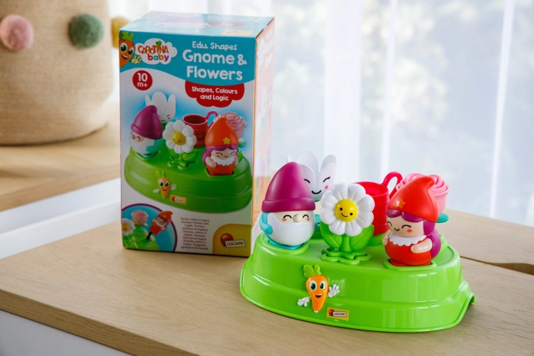 Sorter "Krasnale i kwiaty" wyeksponowany na jasnym blacie obok oryginalnego pudełka produktu.