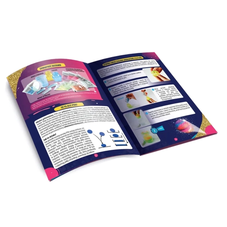 Otwarta książeczka z instrukcją wykonania piłeczek, zawierająca listę składników, opis naukowy polimeru PVA i zdjęcia krok po kroku.