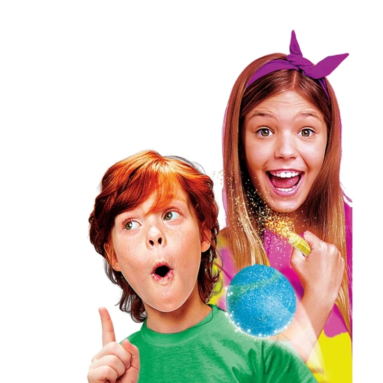 Grafika promocyjna z dwojgiem radosnych dzieci prezentujących gotową, błyszczącą piłeczkę wykonaną z zestawu kreatywnego.