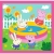 Ilustracja z puzzli: Świnka Peppa, George i owieczka Suzy bawią się w żółtym basenie ogrodowym w słoneczny dzień.
