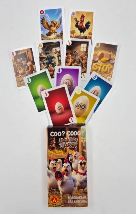 Pudełko gry, z którego rozchodzą się promieniście ułożone karty, prezentując różnorodność kolorów i grafik dostępnych w talii.