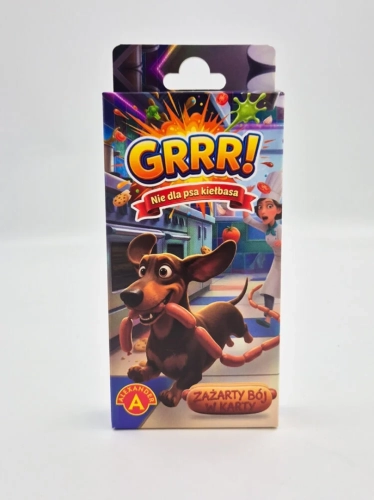 Pionowe opakowanie gry karcianej „Grrrr! Nie dla psa kiełbasa”. Na pudełku widać radosnego jamnika z pętem kiełbasy w pyszczku, uciekającego przed kucharką.