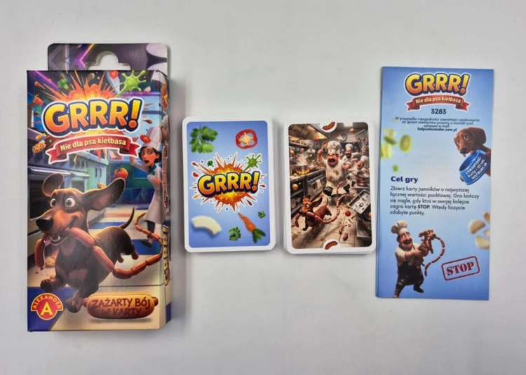 Elementy zestawu: pudełko, instrukcja oraz dwa stosy kart. Jedna karta prezentuje rewers z napisem GRRRR!, druga ilustrację jamnika kradnącego kiełbasę w kuchni.