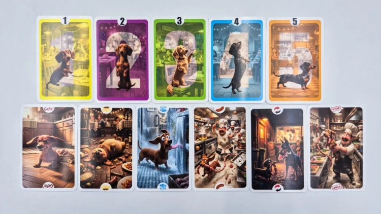 Zestaw kart do gry ułożony w dwóch rzędach. Górny rząd to kolorowe karty z cyframi i psami, dolny przedstawia zabawne sceny z psami w kuchni i restauracji.