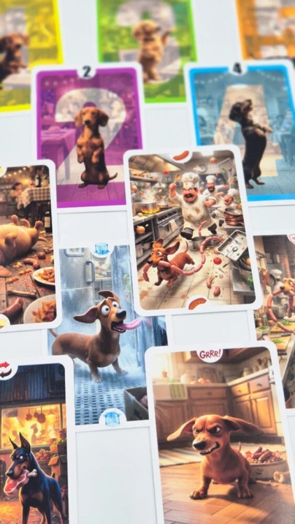 Kolaż ilustracji z kart gry prezentujący psy w różnych sytuacjach: warczącego jamnika, psa kradnącego kiełbasy oraz sceny z kucharzami w restauracyjnej kuchni.