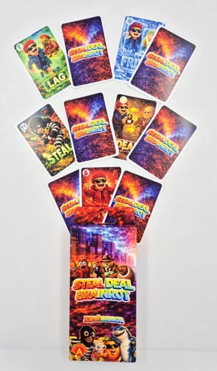 Pudełko gry, nad którym rozłożono wachlarz kart. Widoczne są zarówno awersy z postaciami i napisami, jak i kolorowe rewersy z logo gry.
