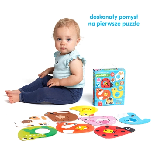 Małe dziecko siedzi obok pudełka puzzli CzuCzu Maluszki i kolorowych elementów z obrazkami zwierząt. Napis: doskonały pomysł na pierwsze puzzle.