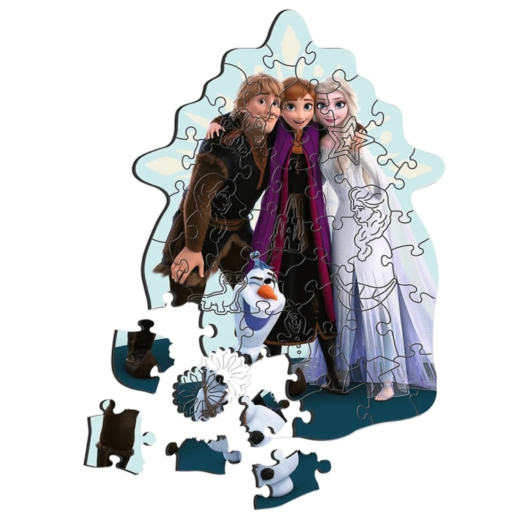 Ułożone drewniane puzzle o nieregularnym kształcie przedstawiające Annę, Elsę, Kristoffa i Olafa. Widoczne kontury unikalnych figurek, m.in. Elsy, zamku i płatka śniegu wkomponowanych w układankę.
