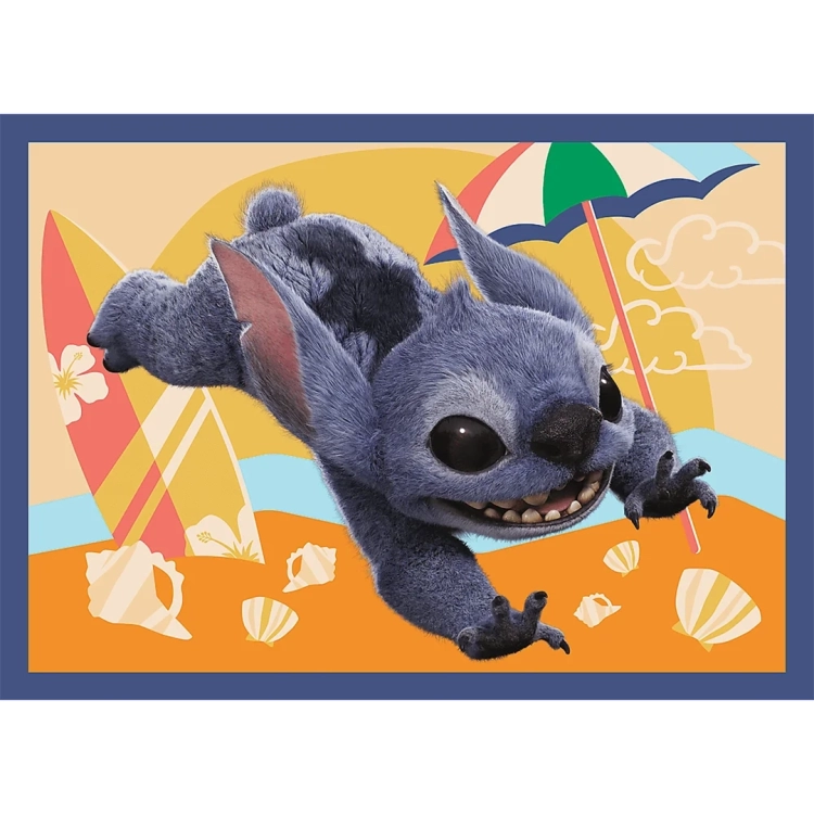 Stitch w dynamicznej pozwie, jakby wyskakiwał z obrazka na plaży. W tle kolorowy parasol przeciwsłoneczny, deski surfingowe i piasek z porozrzucanymi muszlami.