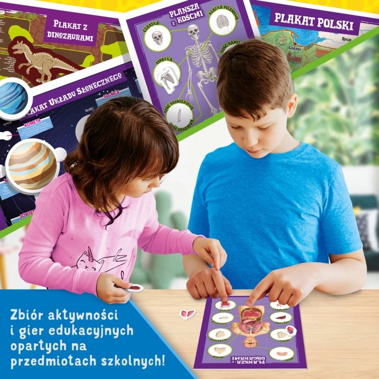 Dwoje dzieci bawiących się elementami zestawu edukacyjnego przy stole. Układają żetony na planszy przedstawiającej anatomię człowieka. W tle widoczne plakaty o dinozaurach, kosmosie i mapa Polski.