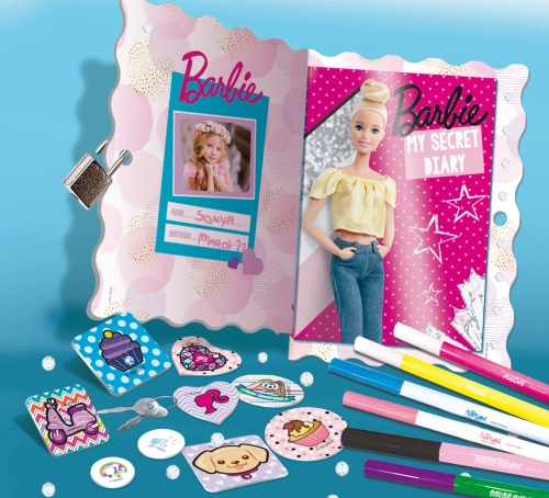 Otwarty pamiętnik Barbie z kłódką, kolorowymi pisakami i akcesoriami do dekorowania.