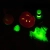 Efekt fluorescencyjny: świecący w ciemności zielony slime w kształcie ducha, masa w balonie i słoiczek z pigmentem.