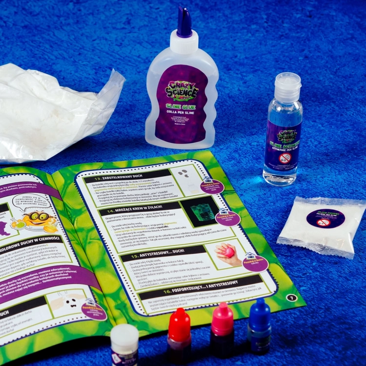 Otwarta instrukcja z przepisami na slimy oraz półprodukty: Slime Glue, aktywator, barwniki i proszek fosforyzujący.