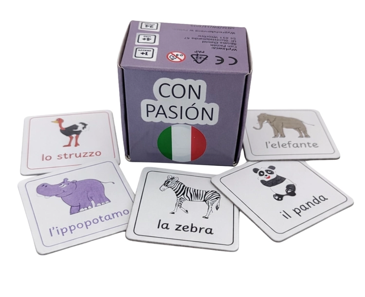 Pudełko włoskiej gry edukacyjnej Con Pasion na białym tle, z rozłożonymi wokół kartami do nauki słówek: struś, słoń, hipopotam, zebra i panda.