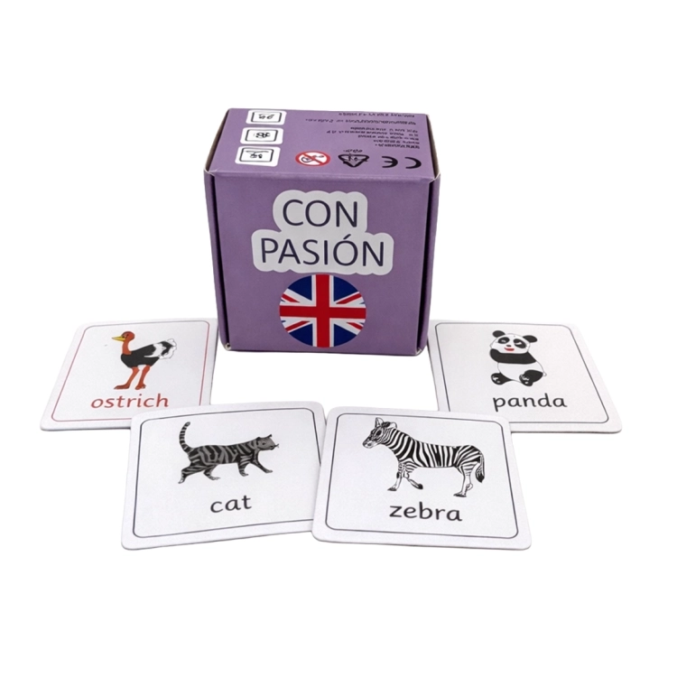 Fioletowe pudełko gry językowej Con Pasión w wersji angielskiej otoczone kartami edukacyjnymi ze zwierzętami: struś (ostrich), kot (cat), zebra (zebra) oraz panda (panda).