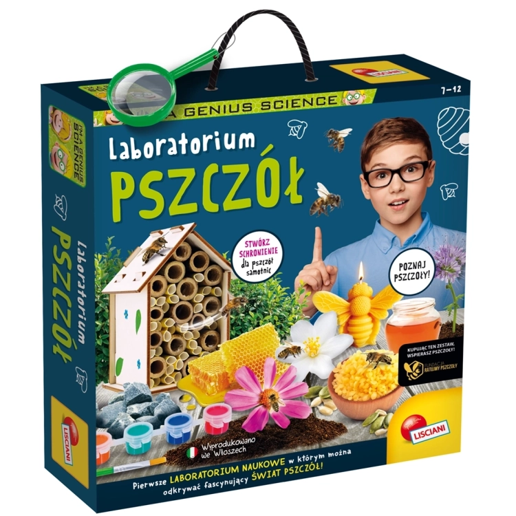 Kolorowe pudełko zestawu edukacyjnego „Laboratorium Pszczół” Lisciani. Widoczny chłopiec w okularach, drewniany domek dla pszczół, świeczka z wosku w kształcie pszczoły oraz akcesoria do doświadczeń.