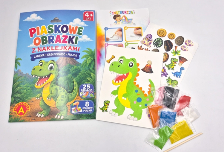 Zawartość zestawu Piaskowe Obrazki: opakowanie, obrazek dinozaura, instrukcja, naklejki, woreczki z kolorowym piaskiem i patyczek