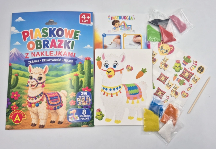 Zawartość zestawu kreatywnego Piaskowe Obrazki Alpaka: opakowanie, obrazek, naklejki, instrukcja, woreczki z piaskiem i patyczek.