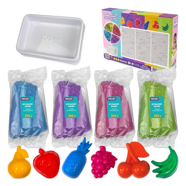 Zestaw Tuban Tubi Frutti – cztery woreczki kolorowego piasku dynamicznego, plastikowa kuweta, sześć foremek w kształcie owoców oraz opakowanie.