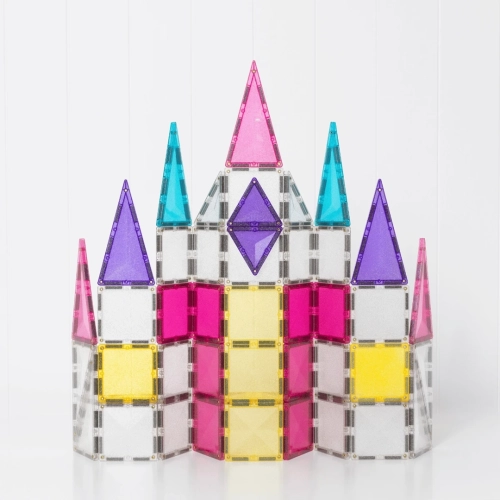 Zamek zbudowany z brokatowych klocków magnetycznych Connetix Glitter Unicorn Pack w odcieniach różu, fioletu, błękitu i żółci.