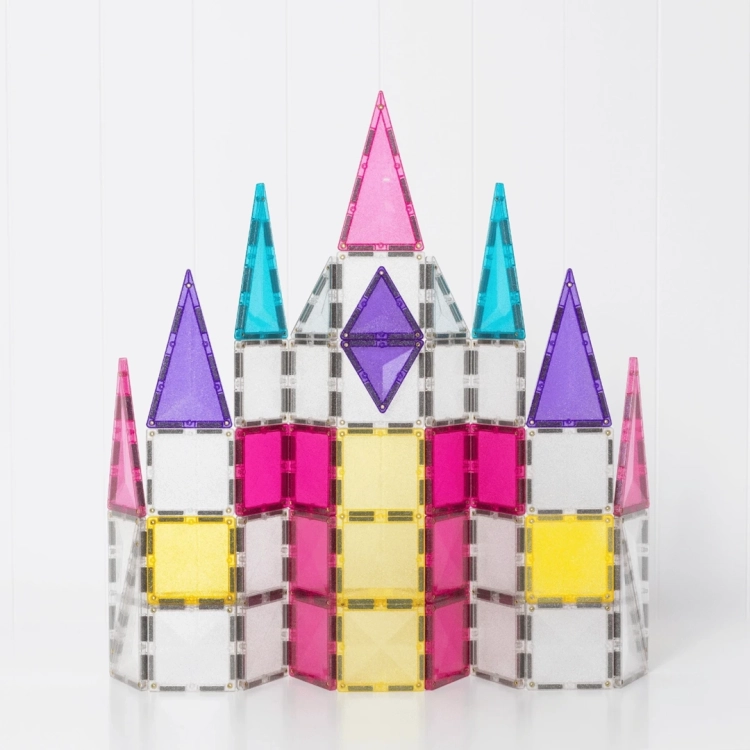 Zamek zbudowany z brokatowych klocków magnetycznych Connetix Glitter Unicorn Pack w odcieniach różu, fioletu, błękitu i żółci.