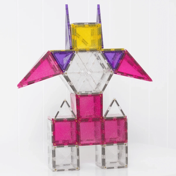 Figurka robota zbudowana z kolorowych, brokatowych klocków magnetycznych Connetix Glitter Unicorn Pack.
