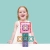 Dziewczynka prezentująca budowlę z klocków magnetycznych Connetix Pastel Portal Pack