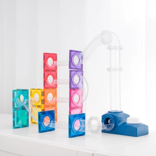 Magnetyczny kulodrom CONNETIX Ball Run Launcher Pack złożony z kolorowych płyt i przezroczystych rurek z wyrzutnią.