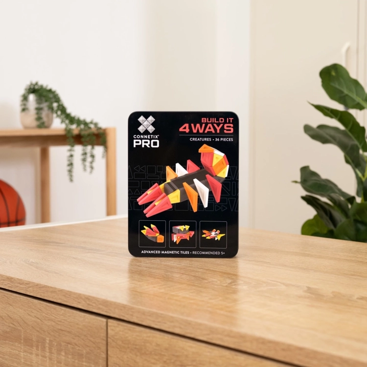 Opakowanie klocków magnetycznych Connetix Pro Creatures Pack stojące na drewnianym blacie w jasnym pokoju.