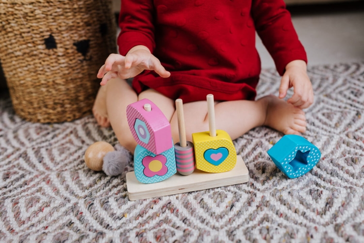 dziecko bawi się motylkiem pupilkiem