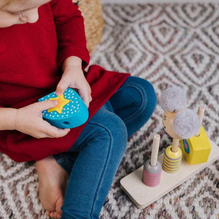 zabawa zabawką sensoryczną