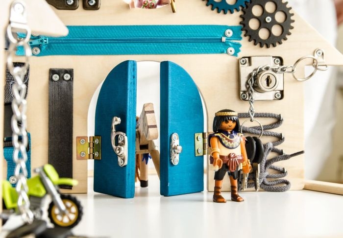 Morsko-szary domek z Egipcjaninem.jpg