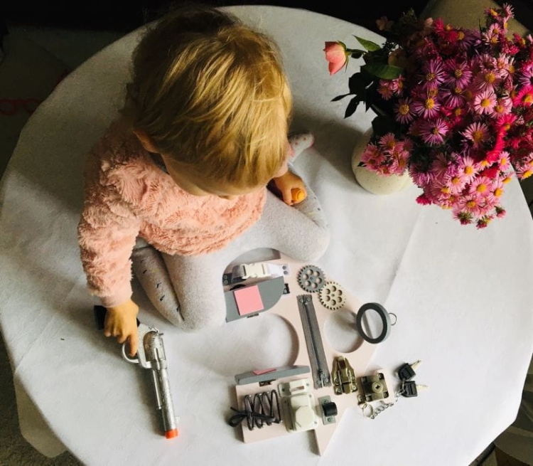 Romantyczny domek z pistoletem.jpg