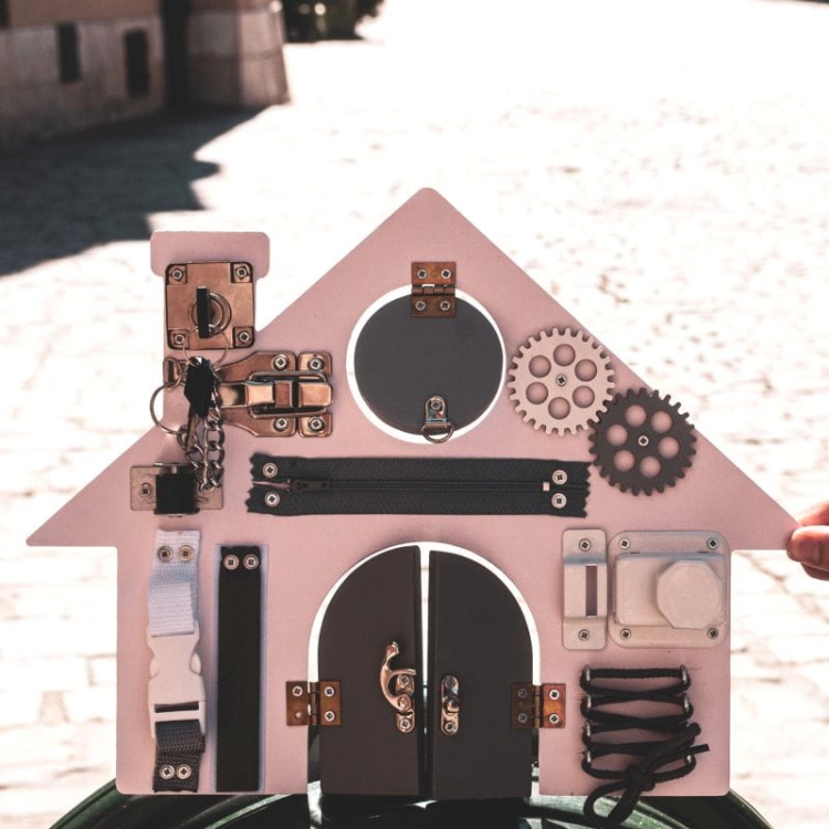 różowa tablica manipulacyjna domek.jpg